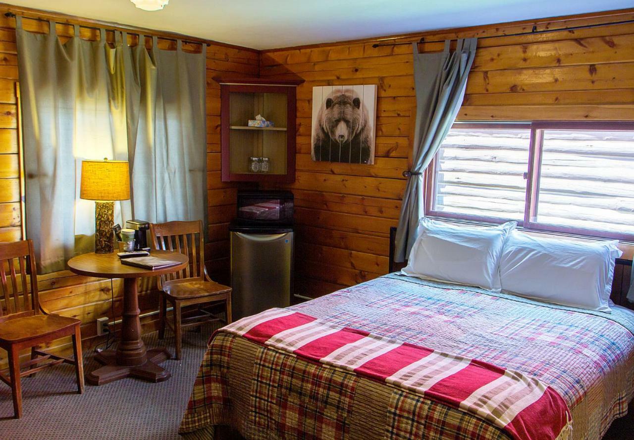 High Country Motel And Cabins Cooke City Eksteriør billede